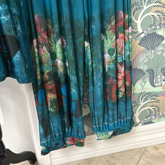 NWOT Two piece summer fun. Tunic with matching capri. Perfect condition. 1X - Picture 3 of 11